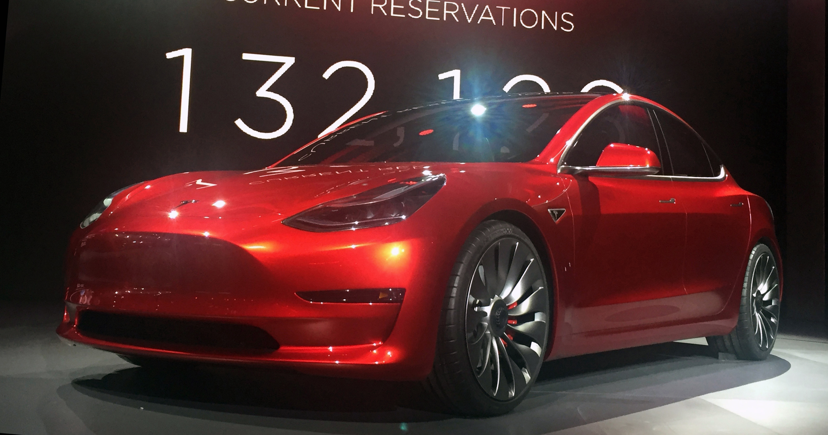 Uppgifter om nya produktionsproblem med Teslas Model 3 - Aktien föll tillbaka under gårdagen
